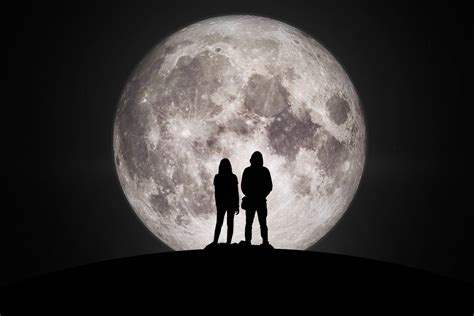 Does the Moon Phase Soulmate Trend Really Work? We Asked an Astrologer ...