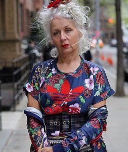 35 Stylish Clothes for 70 Years Old Woman - What to Wear with White Hair?