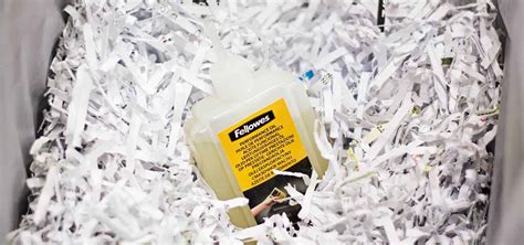 How to Oil a Paper Shredder with a Lubricant - Shredder Maintenance