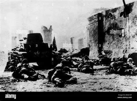 WW2: The Fall of Singapore, June 1942. Japanese troops progress into the city Stock Photo - Alamy