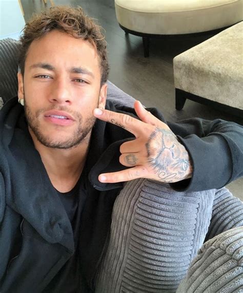 Neymar muda o visual e aposta nos dreadlocks | E! Online Brasil