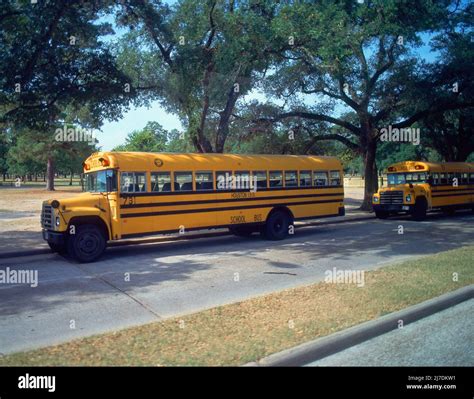 Autobuses escolares hi-res stock photography and images - Alamy