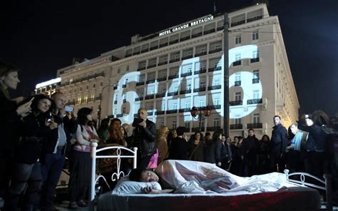 Artist takes over Syntagma Square | eKathimerini.com