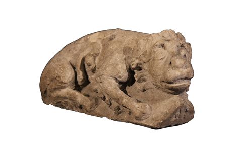 12th C Romanesque Sculpture. A lying lion, in limestone - Ref.73629