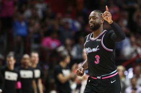 Dwyane Wade's insane buzzer beater stuns the Warriors in Miami - SFGate