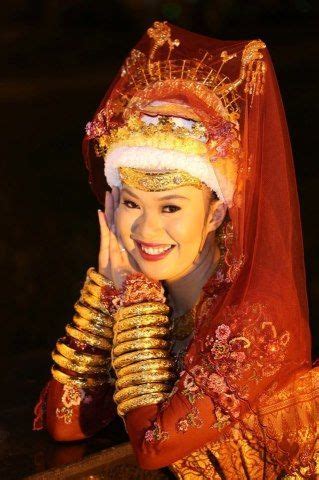 Brunei Lady in Traditional Costume by Charoonsak Sukawatano | Traditional outfits, Asian outfits ...