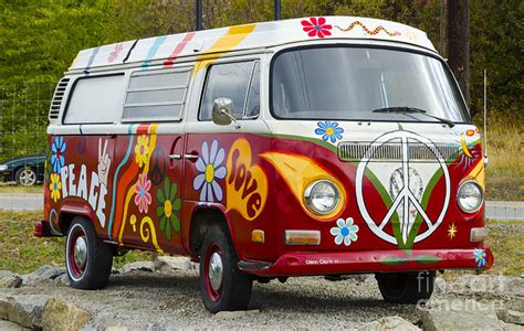 Volkswagen to Bring Back the "Magic Bus," This Time Electric-Powered ...