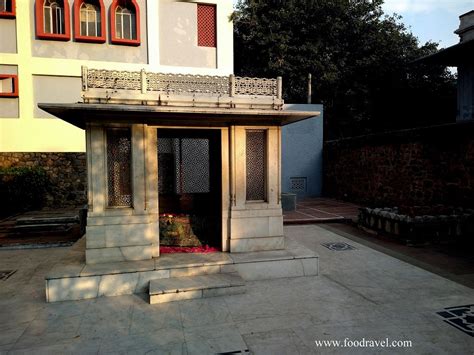 Tomb of Mirza Ghalib – The greatest poet rests in a simple grave