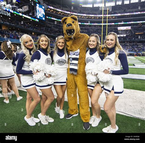 Penn state cheerleaders hi-res stock photography and images - Alamy