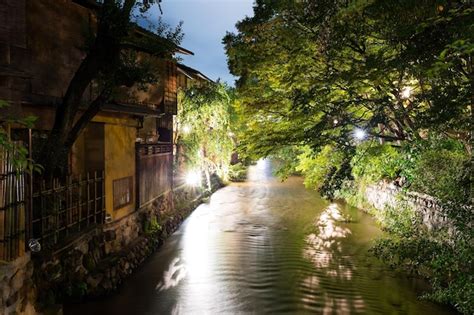 Premium Photo | Gion in kyoto at night