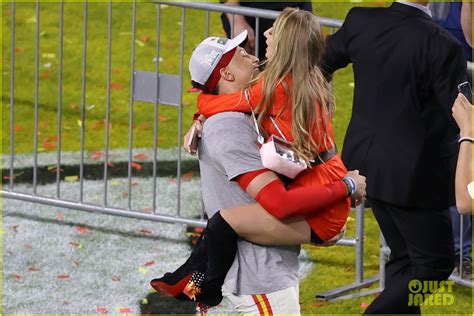 Patrick Mahomes Shares Passionate Embrace with Girlfriend Brittany ...