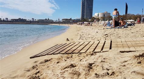 wheelchair-accessible-wooden-paths-on-nova-icaria-beach-in-barcelona ...