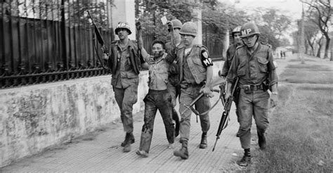 american-marines-take-cover-during-vietnam-war - Vietnam War: Tet Offensive Pictures - Vietnam ...