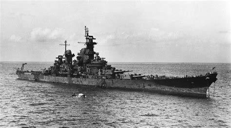 USS New Jersey (BB-62) showing the results of some hard work and long miles, 1945. [2844x1572 ...