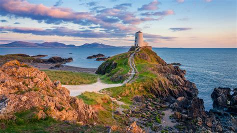 Tŵr Mawr Lighthouse at sunset on Ynys Llanddwyn island on Anglesey ...