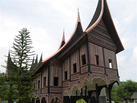 Kau Yang Satu: Pusat Dokumentasi Rumah Gadang Minangkabau