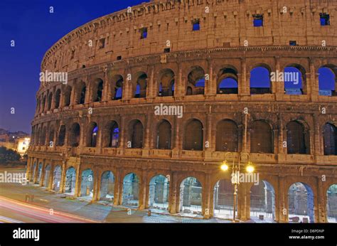 Night view at Roman Colosseum in Rome Stock Photo - Alamy