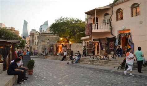 5 Self-Guided Walking Tours in Baku, Azerbaijan + Maps