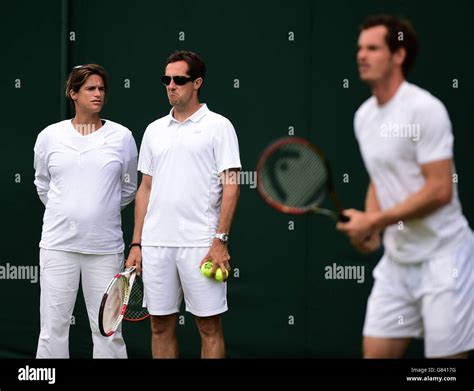 Andy Murrays Trainer Amelie Mauresmo und Jonas Bjorkman schauen bei einem Vorschaustag für die ...