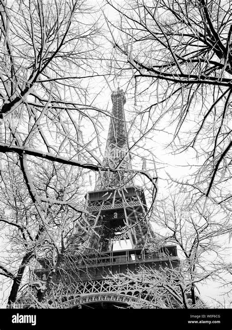 Eiffel tower snow hi-res stock photography and images - Alamy