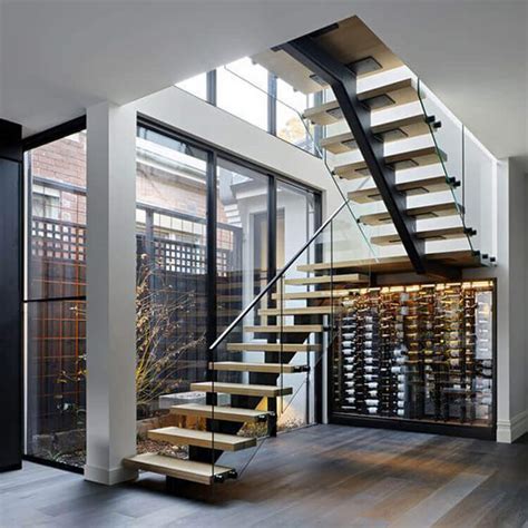 Single stringer staircase with solid wood tread and laminated glass railing – Yurihomes