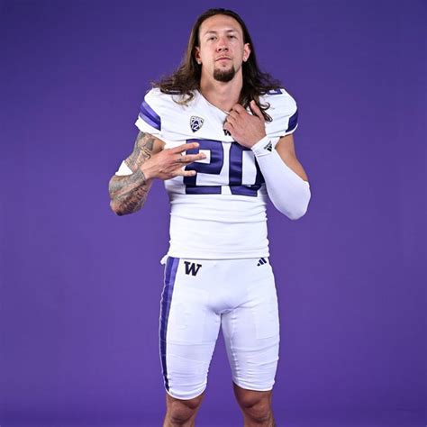 Washington Huskies Unveil Updated Football Uniforms – SportsLogos.Net News