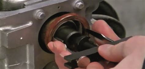 How to remove and install vehicle oil seals - Professional Motor Mechanic