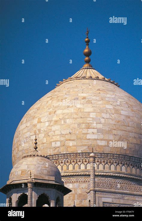 Top of taj mahal dome, agra, delhi, india, asia Stock Photo - Alamy