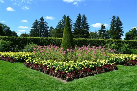 Botanical Gardens | Clifton Hill Niagara Falls, Canada