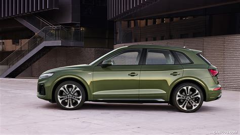 Audi Q5 | 2021MY (Color: District Green) | Side