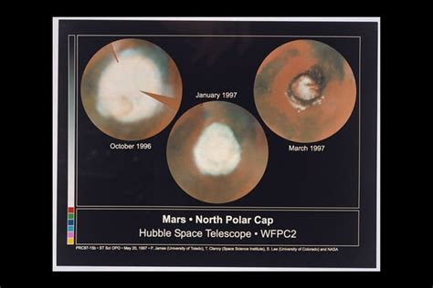 Space in Images - 1998 - 01 - Seasonal changes in Mars' north polar ice cap