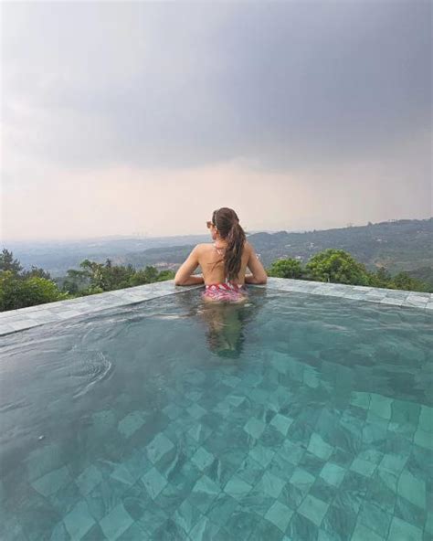 Wulan Guritno Pamerkan Punggung Mulus di Kolam Renang, Hot Berbikini : Okezone Lifestyle