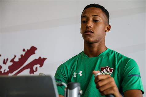 João Pedro volta a treinar com bola no Fluminense - Fluminense: Últimas ...