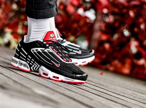 Que vaut la Nike TN Air Max Plus 3 Black White Track Red CJ0601-001