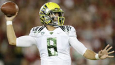 Oregon Ducks QB Marcus Mariota downplays knee injury