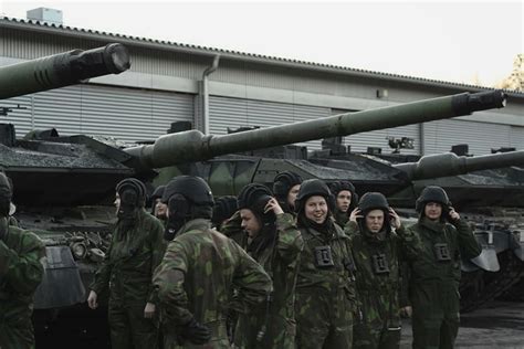 Finnish Leopard 2s and their crews preparing for Exercise Leka-21 : r ...