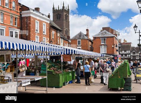 Street market in Castle Square in the centre of the old town, Ludlow, Shropshire, England, UK ...