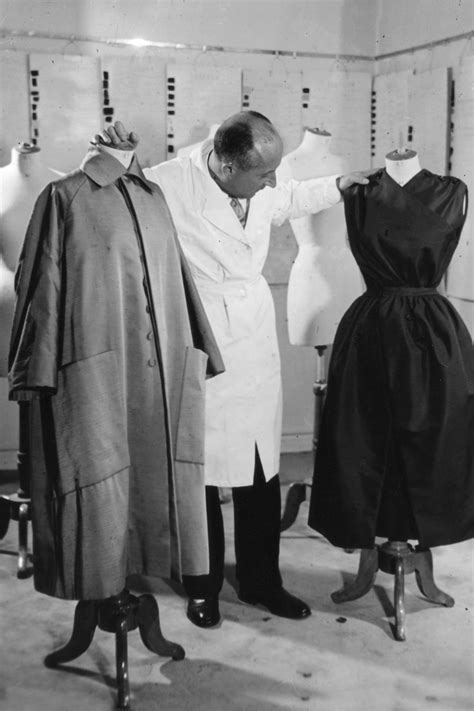 1947 – Christian Dior Working in his studio at his Avenue Montaigne atelier. Colección De Alta ...