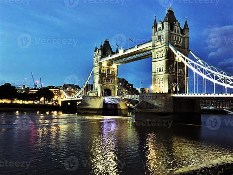 A view of Tower Bridge at night 7968399 Stock Photo at Vecteezy