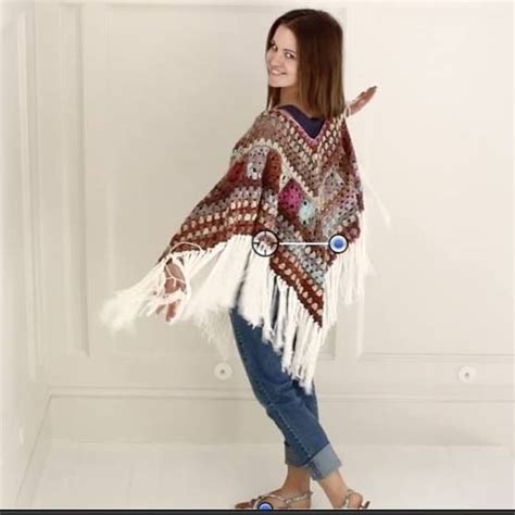 Crochet Poncho Boho Style By: Annoo Crochet Designs Tutorial Link: click here You will need: 5 ...