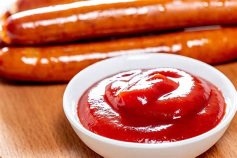 Fried sausages with tomato sauce close-up - Creative Commons Bilder
