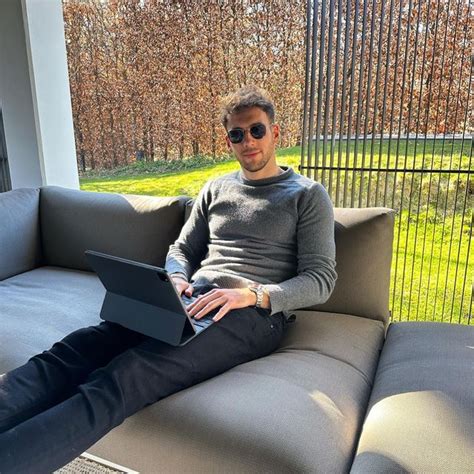 Leon Goretzka on Instagram: "☀️💻😎…Was fehlt ? - richtig, ☕️!" | Cute ...