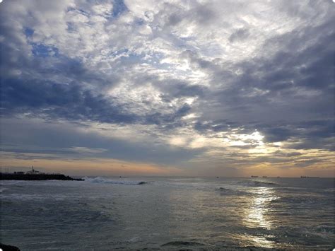 [OC][1280x960] Sunrise at Marina Beach, Chennai : r/SkyPorn