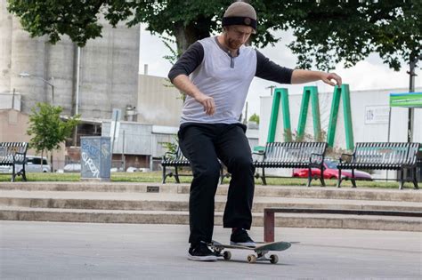 How to Skateboard: The Best Beginners Guide Skateboarding | Tactics