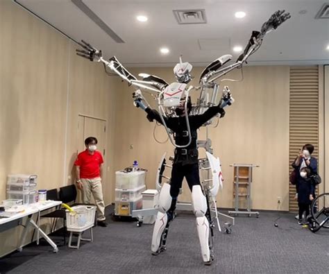 Wired's Giant Mech Cosplay