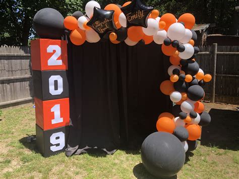 Graduation balloon backdrop | Graduation party backdrops, Outdoor ...