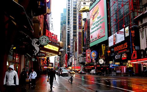 Vibrant HD Wallpaper of New York's Iconic Streets