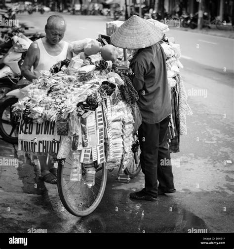 Traditional old ladies bicycle Black and White Stock Photos & Images - Alamy