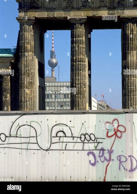 The Wall at the Brandenburg Gate with graffiti Stock Photo - Alamy