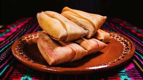 Prepara tamales de salsa verde y roja con masa martajada